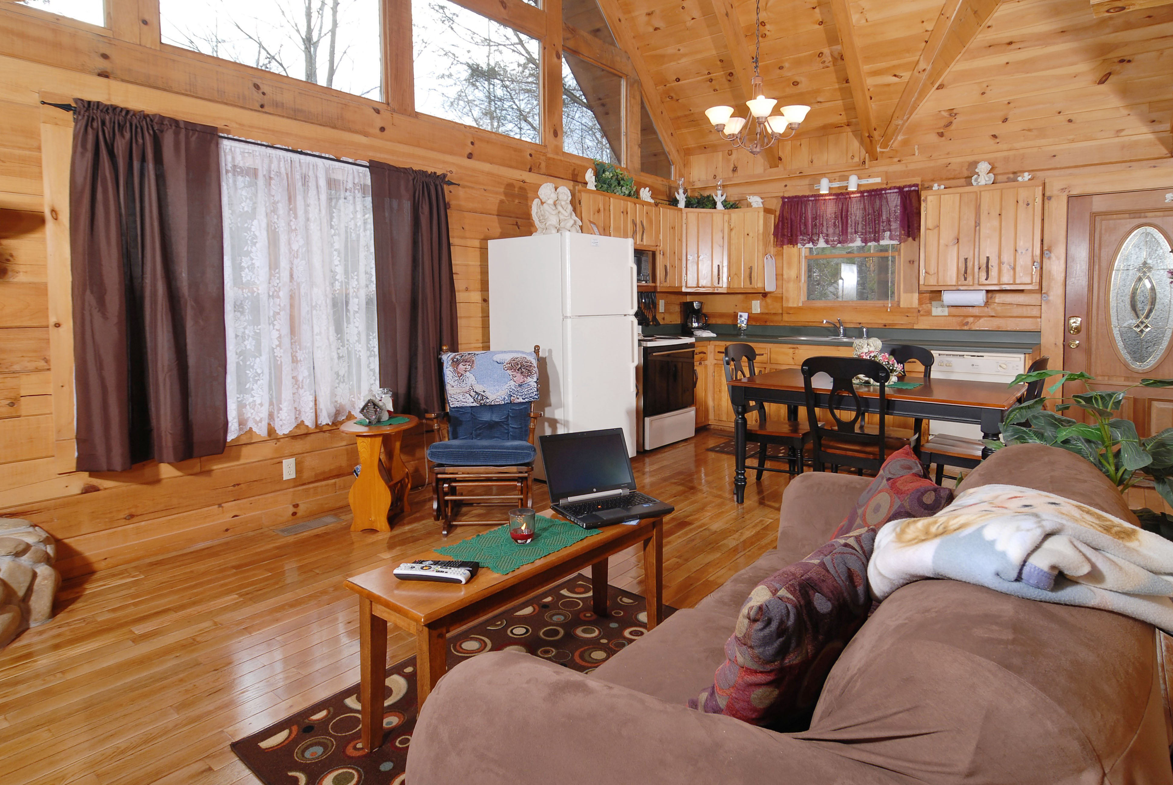 Heaven's Nest Sky Harbour 950 Secluded Pigeon Pet Friendly